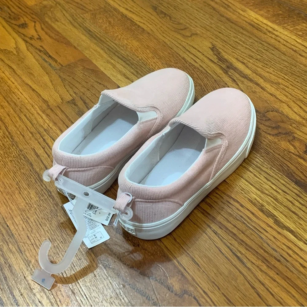 Old Navy Chambray Slip-On Sneaker Shoes NWT Girls Size 4 Smoke Free Home